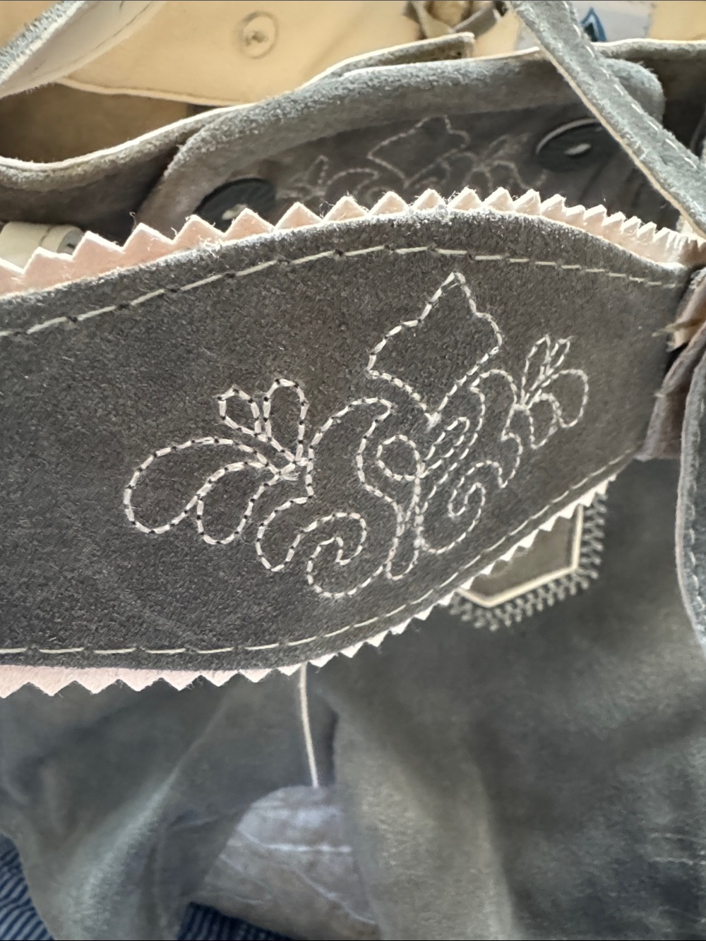 Authentic BONDI Isar-Trachten boys’ short Lederhosen with traditional suspenders - Picture 8 of 13